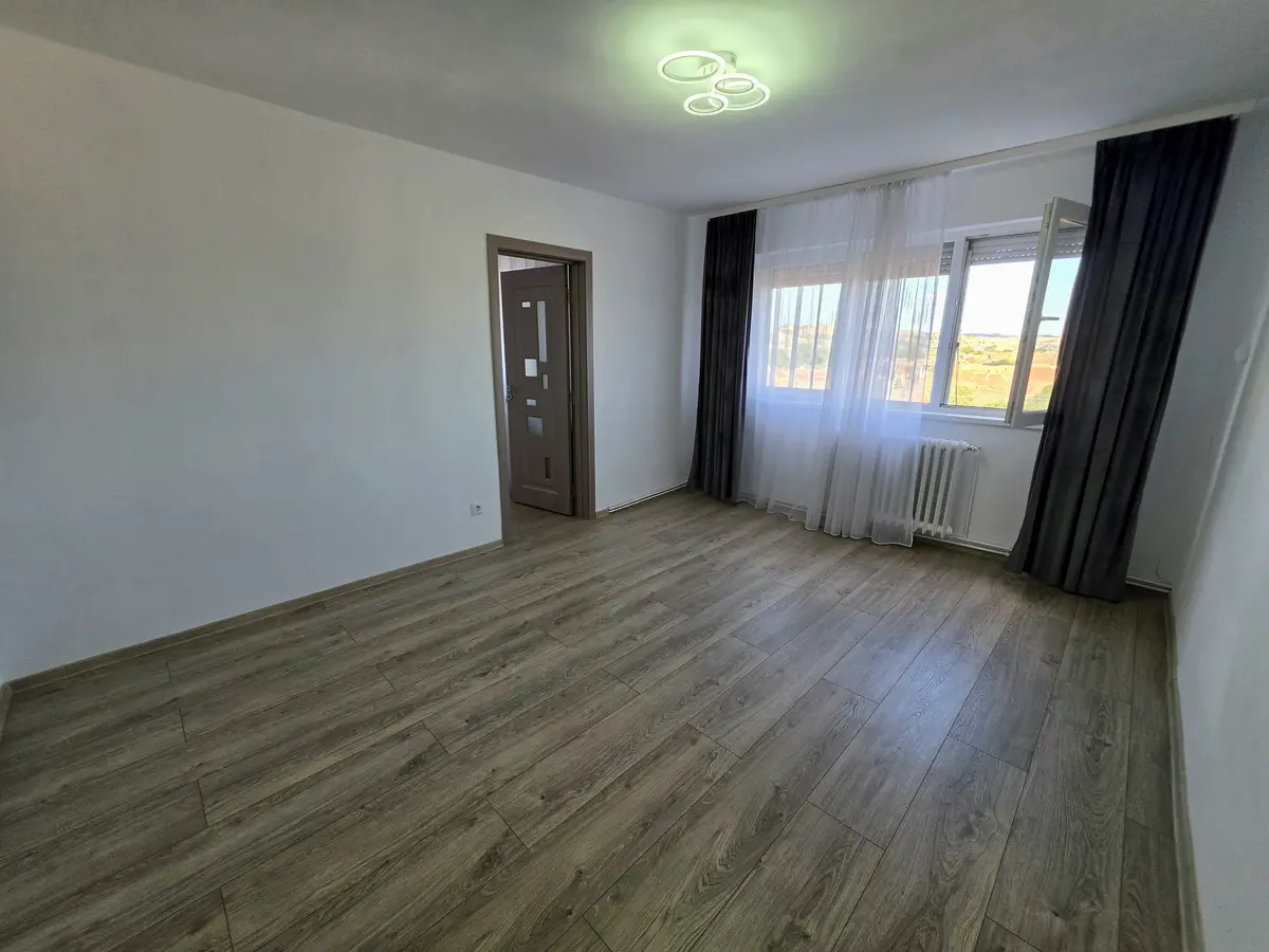 Apartament cu 2 camere, complet renovat, în Sebeș, fotografia 1