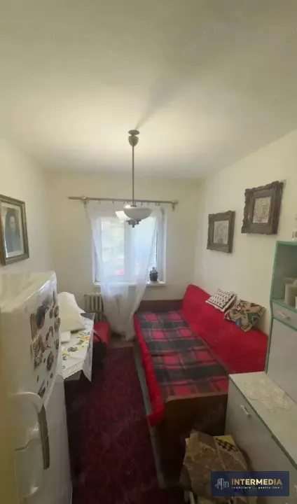 Apartament cu 3 camere semidecomandat, zona Cetate, Alba Iulia, etaj 2