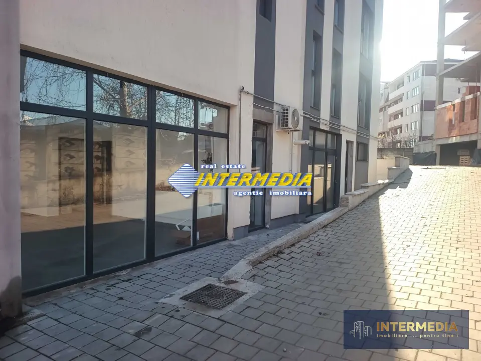 Spatiu Comercial 46 mp Bloc NOU 2025 Finisat Vitrina Stradala mare Parcare, fotografia 1
