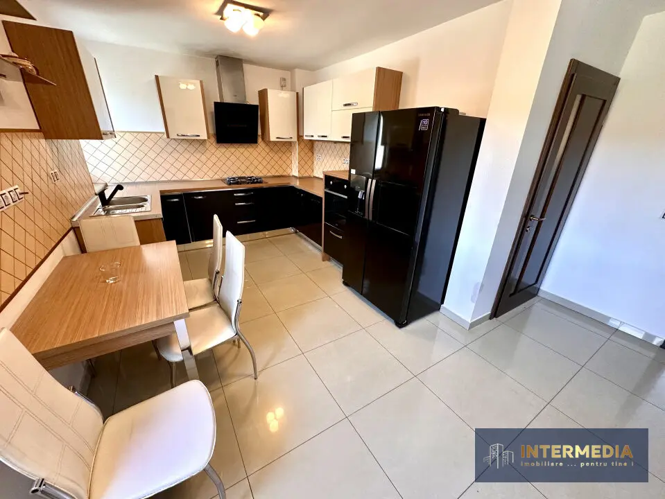 Casă în Alba Iulia, 5 camere, 3 băi, mobilată și utilată, teren 427 mp, fotografia 2