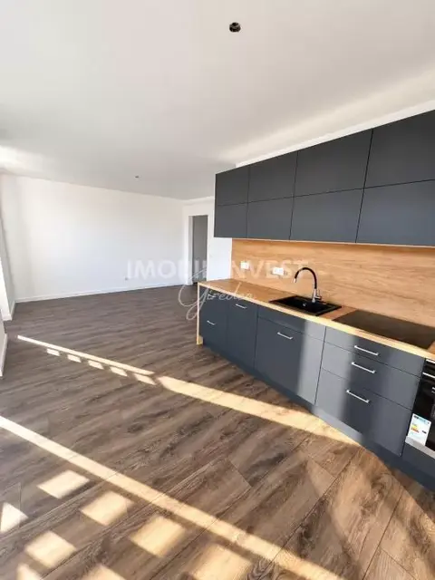 Apartament ultracentral, etaj 1, cu parcare și garaj, bloc nou